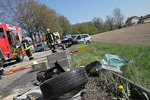 Nur noch Teile sind übrig: Schwerer Unfall bei Taufkirchen