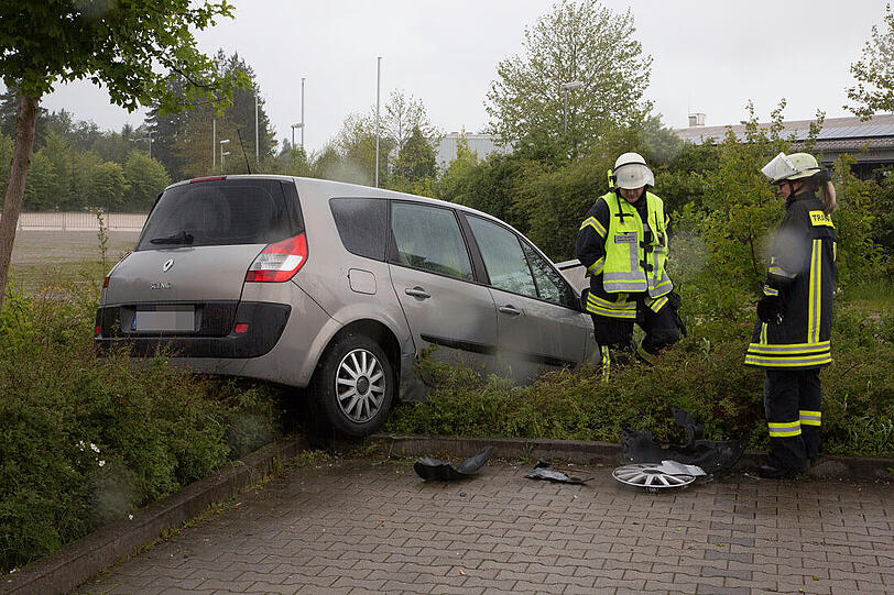 Ein führerscheinloses Mädchen übt auf einem Parkplatz das Autofahren und rast versehentlich in einen Stromkasten.