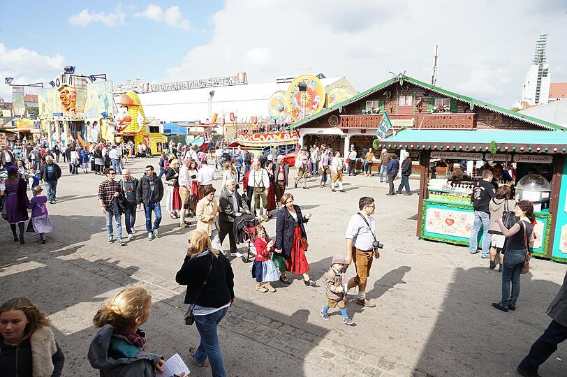 Kein Gedränge, kein Gequetsche: Sogar am gestrigen Sonntag konnte man entspannt über die Wiesn flanieren.