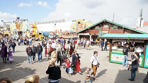 Kein Gedränge, kein Gequetsche: Sogar am gestrigen Sonntag konnte man entspannt über die Wiesn flanieren.
