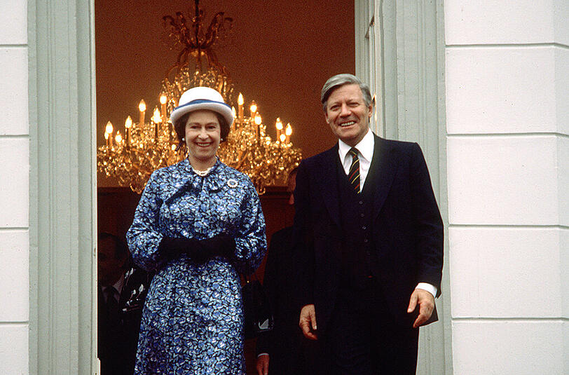 Royaler Glanz: Königin Elizabeth II. von Großbritannien und der damalige Bundeskanzler Helmut Schmidt auf der Terrasse von Palais Schaumburg in Bonn am 23.05.1978.