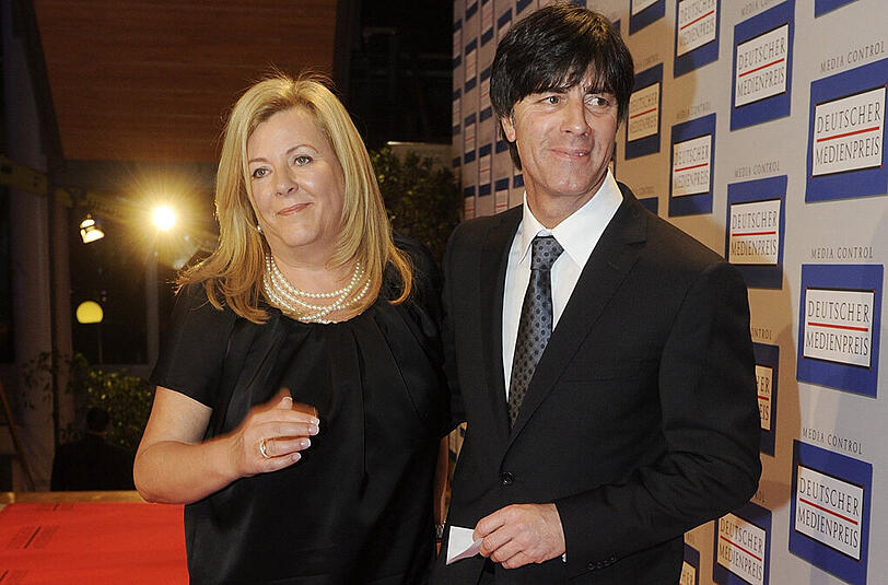 Einer der seltenen öffentlichen Auftritte des Paares: Bundestrainer Joachim Löw und Ehefrau Daniela bei der Verleihung des Deutschen Medienpreis am 24.01.2011 in Baden-Baden.