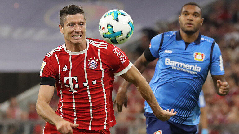Szene aus dem Hinspiel (3:1): Bayern-Torjäger Robert Lewandowski enteilt Leverkusens Jonathan Tah.