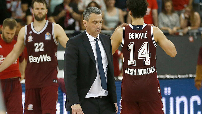 Frust pur: FCBB-Trainer Dejan Radonjic (Mitte) mit seinen Spielern Danilo Barthel und Nihad Djedovic.