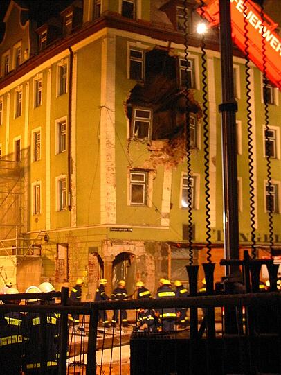 14. Februar 2005: Ein riesiges Loch klaffte in der Fassade des Hauses Donnersbergerstraße 42.