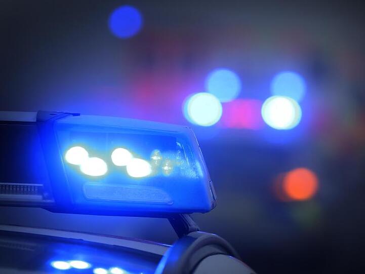 Ein Polizeiauto mit eingeschaltetem Blaulicht. Foto: Karl-Josef Hildenbrand/dpa/Archivbild