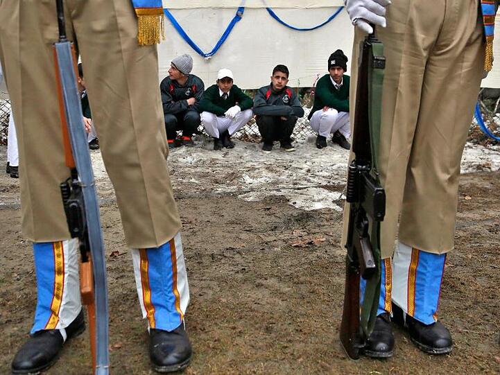 Indische Soldaten vor Schülern aus Kaschmir während einer Parade zum indischen Nationalfeiertag.
