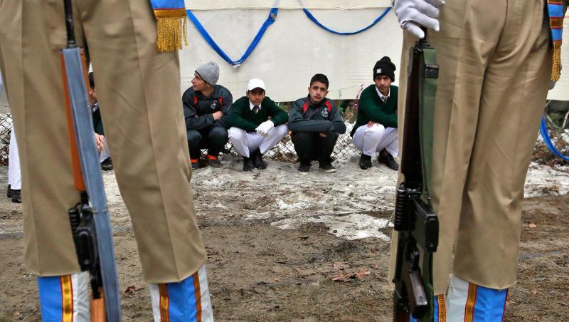 Indische Soldaten vor Schülern aus Kaschmir während einer Parade zum indischen Nationalfeiertag. Indische Soldaten vor Schülern aus Kaschmir während einer Parade zum indischen Nationalfeiertag.