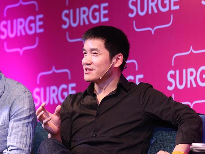 Der Chef des chinesischen Smartphone-Unternehmens OnePlus, Pete Lau, bei einer Konferenz im indischen Bangalore.