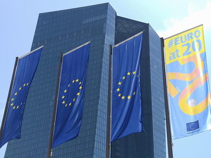 Fahnen wehen vor der EZB-Zentrale im Frankfurter Osten.