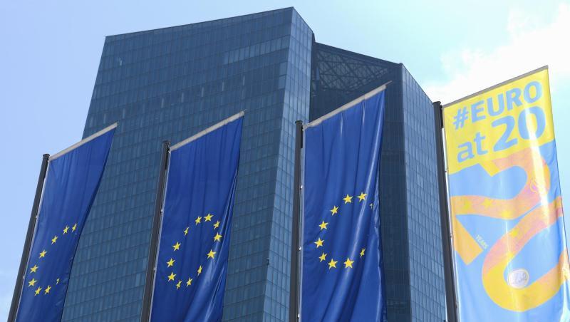 Fahnen wehen vor der EZB-Zentrale im Frankfurter Osten. Fahnen wehen vor der EZB-Zentrale im Frankfurter Osten.