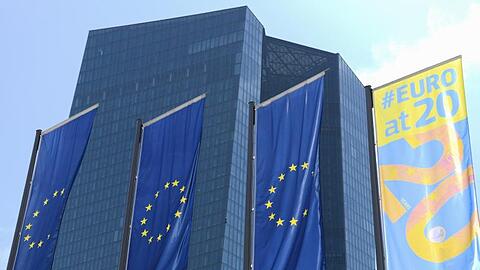 Fahnen wehen vor der EZB-Zentrale im Frankfurter Osten.