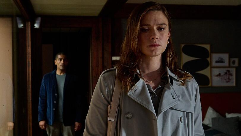 Tina Lund (Krista Kosonen) und Dr. Sigur Johanson (Alexander Karim) in der Thriller-Serie "Der Schwarm". Tina Lund (Krista Kosonen) und Dr. Sigur Johanson (Alexander Karim) in der Thriller-Serie "Der Schwarm".