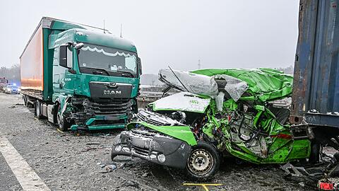Bei einem Unfall in Bayern sterben mindestens drei Menschen.