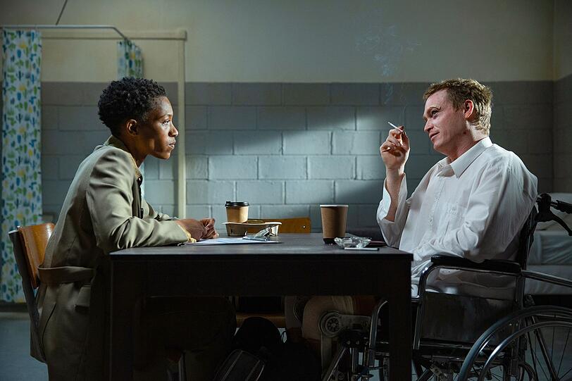 Nach seiner Festnahme erzählt Doug (Caleb Landry Jones) der Psychiaterin Evelyn (Jojo T. Gibbs) von seinem Leben. Nach seiner Festnahme erzählt Doug (Caleb Landry Jones) der Psychiaterin Evelyn (Jojo T. Gibbs) von seinem Leben.