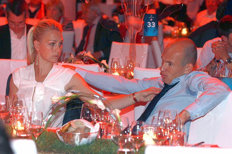 Mit Schmollmund hängt Arjen Robben auf seinem Stuhl. Partystimmung sieht anders aus.