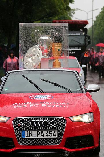 Auf dem Champions-Truck feiern die Bayern-Stars den Triple-Gewinn. Die besten Feierfotos in der Bilderstrecke zum Durchklicken