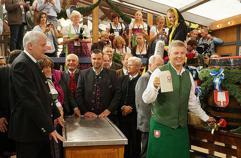 Vier Schläge, dann war "ozapft". Münchens Oberbürgermeister Dieter Reiter beim Wiesn-Anstich im Schottenhamel-Zelt.