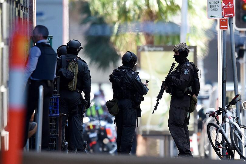 Sydney im Ausnahmezustand: Ein Islamist hat in einem Cafe ca. 30 Menschen als Geisel genommen. Hunderte Polizisten sind im Einsatz.