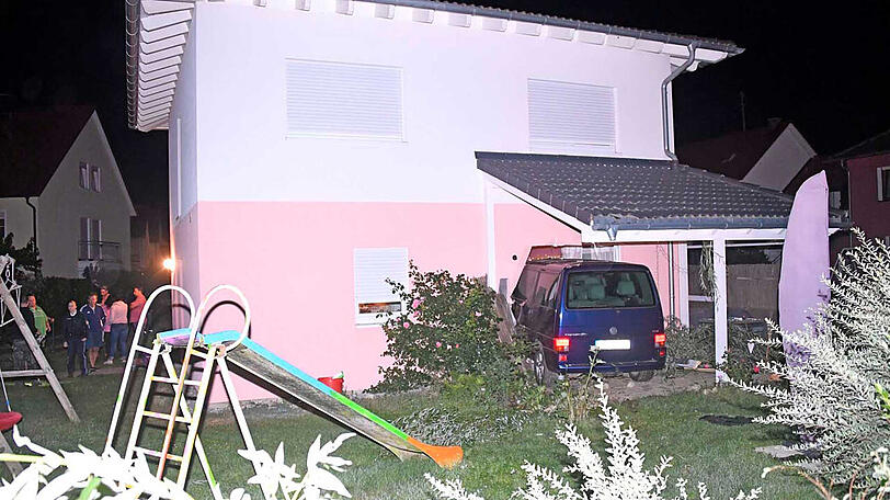 Loch in der Wand: der Tatort in Markt Indersdorf. Der Kleinbus war über die Terrasse ins Haus gelenkt worden.