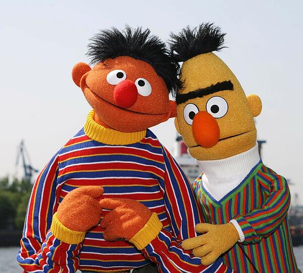 Ernie (links) und Bert besuchen die Landungsbrücken in Hamburg (Archivfoto vom 09.05.2006).