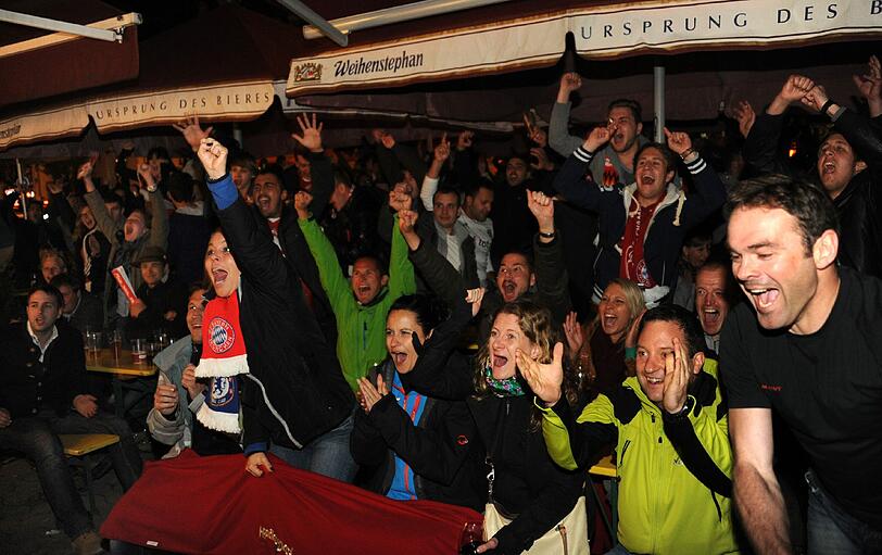 So ausgelassen feiern die Fans auf der Leopoldstraße den Bayern-Sieg. Die Bilder
