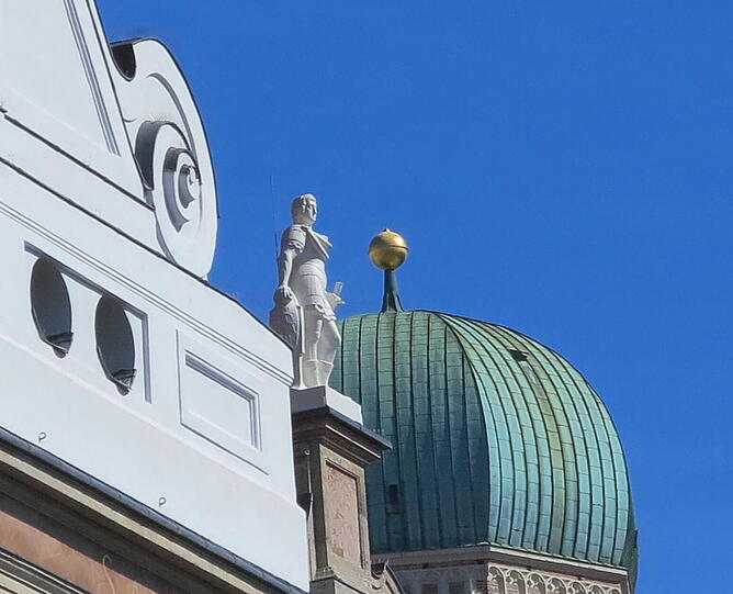 Ein König und die Goldene Kugel.