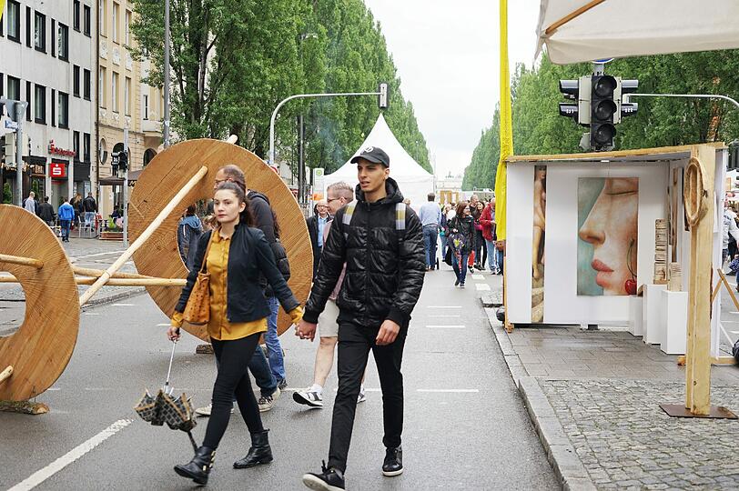 Dem Regen zum Trotz: Unter dem Motto &bdquo;Miteinander Füreinander&ldquo; genossen die Münchner am Samstag Musik, Theater, Literatur, Tanz und Diskussionen auf der Feiermeile.
