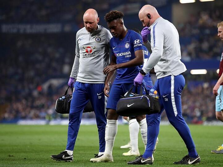 Chelseas Callum Hudson-Odoi (2.v.l) wird humpelnd vom Spielfeld geführt.