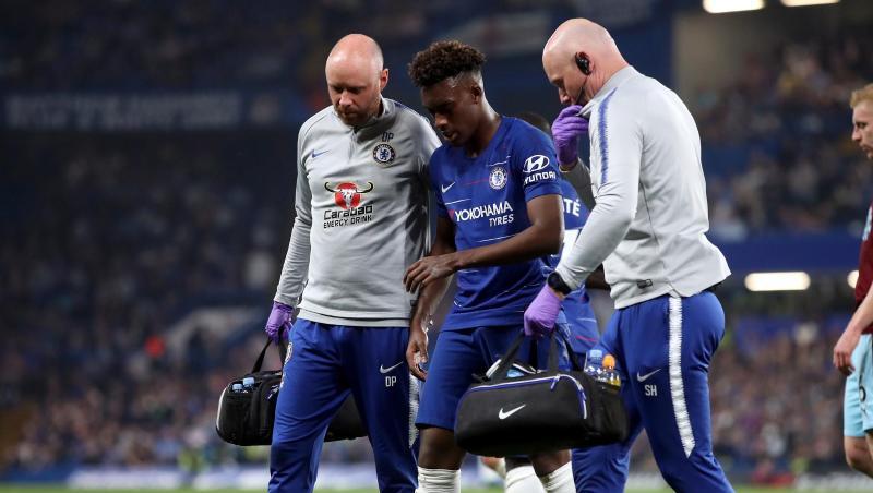 Chelseas Callum Hudson-Odoi (2.v.l) wird humpelnd vom Spielfeld geführt. Chelseas Callum Hudson-Odoi (2.v.l) wird humpelnd vom Spielfeld geführt.