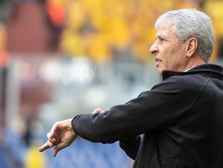 Unter Druck: BVB-Coach Lucien Favre trifft mit Dortmund auf seinen Ex-Verein Gladbach.