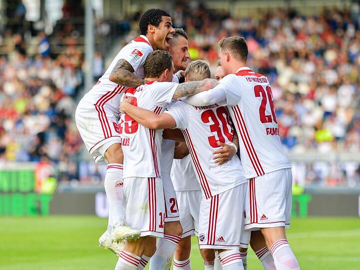 Ingolstadts Mannschaft jubelt über das Tor zum 2:0. Foto: Uwe Anspach