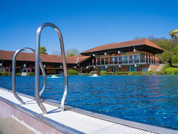 Blauer Himmel über einem geschlossenen Freibad. Foto: Nicolas Armer/dpa/Archivbild