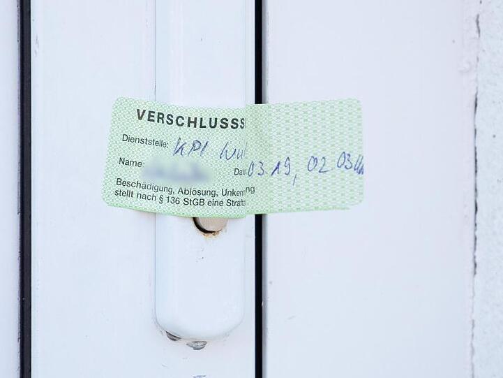 Verschlusssiegel der Würzburger Polizei an der Tür einer im Kinderporno-Fall durchsuchten Wohnung.