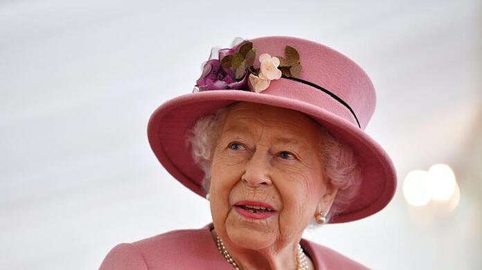 Königin Elisabeth II. will zu Weihnachten ein familiäres Krisentreffen organisieren, um den Streit zwischen Charles, William und Harry aus der Welt zu schaffen. (Archivbild)