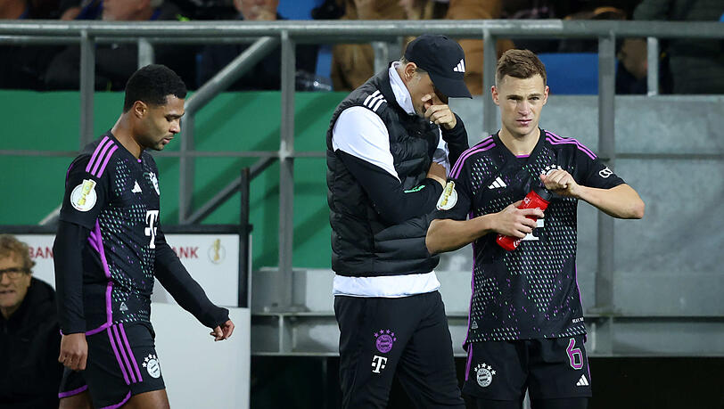 Waren nach der Pokal-Pleite in Saarbrücken bedient: Serge Gnabry, Thomas Tuchel und Joshua Kimmich (v.l.).