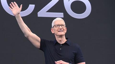 F&uuml;r Tim Cook ist es die letzte WWDC als Konzernchef. Er &uuml;bergibt die F&uuml;hrung zum September an John Ternus, der bisher f&uuml;r Ger&auml;te zust&auml;ndig war.