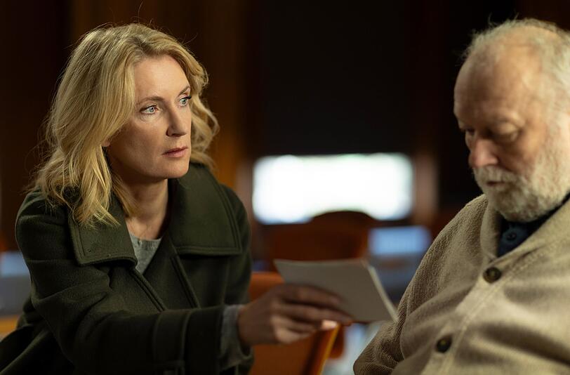 Im "Tatort: König in Gelb" bekommt es Charlotte Lindholm (Maria Furtwängler) im doppelten Sinne mit Demenz zu tun. Der Verdächtige, Gustav König (Thomas Thieme), könnte ein lange gesuchter Serienmörder sein. Er ist jedoch kaum noch ansprechbar. Doch auch Lindholms Ermittlerkollege, Königs langjähriger Verfolger, leidet unter beginnender Demenz. Im "Tatort: König in Gelb" bekommt es Charlotte Lindholm (Maria Furtwängler) im doppelten Sinne mit Demenz zu tun. Der Verdächtige, Gustav König (Thomas Thieme), könnte ein lange gesuchter Serienmörder sein. Er ist jedoch kaum noch ansprechbar. Doch auch Lindholms Ermittlerkollege, Königs langjähriger Verfolger, leidet unter beginnender Demenz.