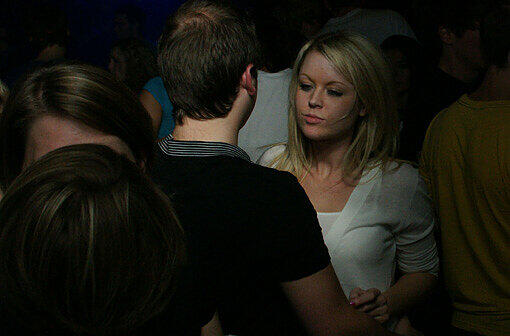 Die Rote Sonne ist im gleichen Gebäude angesiedelt, wie 089-Bar und Pacha, aber der Club ist ganz anders: Jungs und Mädls aus dem Untergrund tanzen sich zu harten Electro-Klängen in Ekstase. Mehr Partybilder aus der Roten Sonne unter:  www.nachtagenten.de
