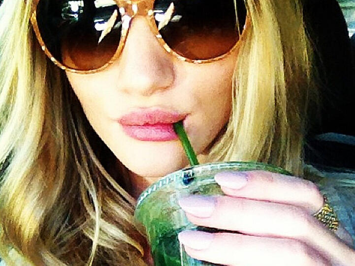 Rosie Huntington-Whiteley genießt ihren Green-Smoothie: lecker und gesund!