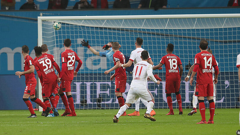 Die Krönung einer herausragenden Leistung: James trifft beim Rückrundenauftakt der Bayern in Leverkusen per direktem Freistoß in der Nachspielzeit zum 3:1.