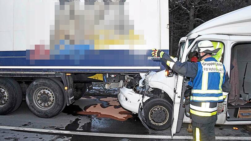 Die Feuerwehr musste den Fahrer aus seinem Führerhaus befreien. Die Bilder vom Unfall auf der A8.
