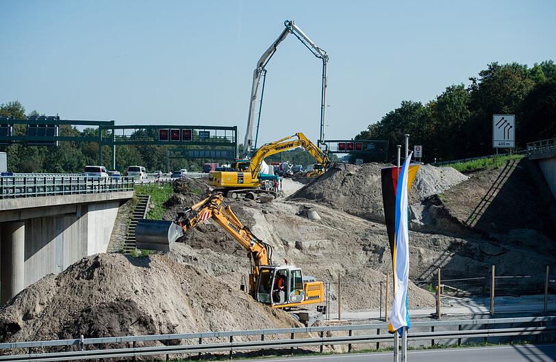 2016 hatten die Ausbau-Arbeiten an der A99 begonnen. Bis Ende 2019 sollen sie abgeschlossen sein.