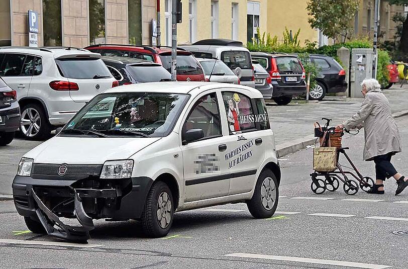 In der Lindwurmstraße kam es am Mittwoch zu einem Verkehrsunfall mit mehreren Verletzten. Die Bilder.