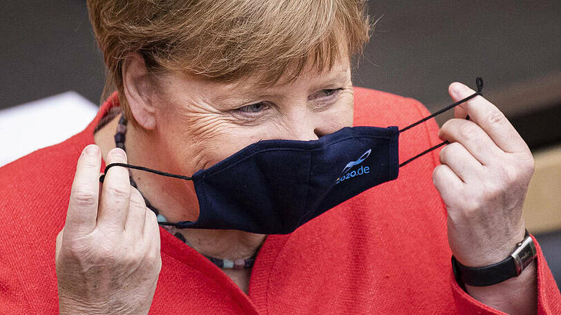 Trägt jetzt auch bei öffentlichen Auftritten eine Maske: Bundeskanzlerin Angela Merkel.