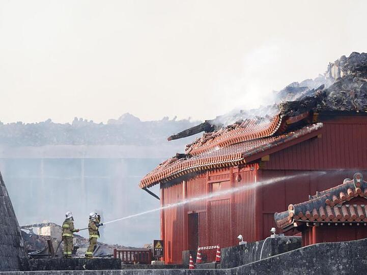 Feuerwehrleute versuchen einen Brand der historischen Shuri Burg zu löschen.
