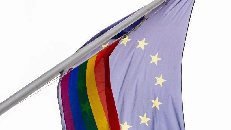 An der Vertretung der Europäischen Kommission in Berlin weht eine Regenbogenflagge neben der Flagge der Europäischen Union.