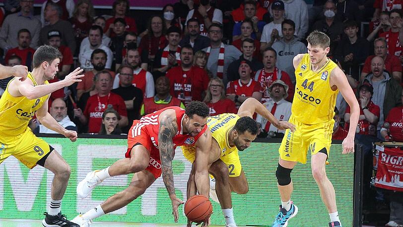 Elias Harris (2.vl) vom FC Bayern und Johannes Thiemann von Alba Berlin.