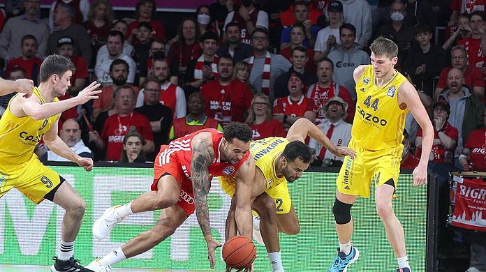 Elias Harris (2.vl) vom FC Bayern und Johannes Thiemann von Alba Berlin.