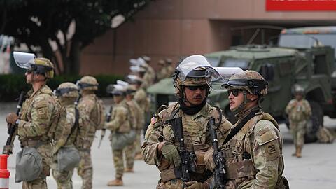 Soldaten der Nationalgarde marschierten vor einem Bundesgefängnis in Los Angeles auf.
